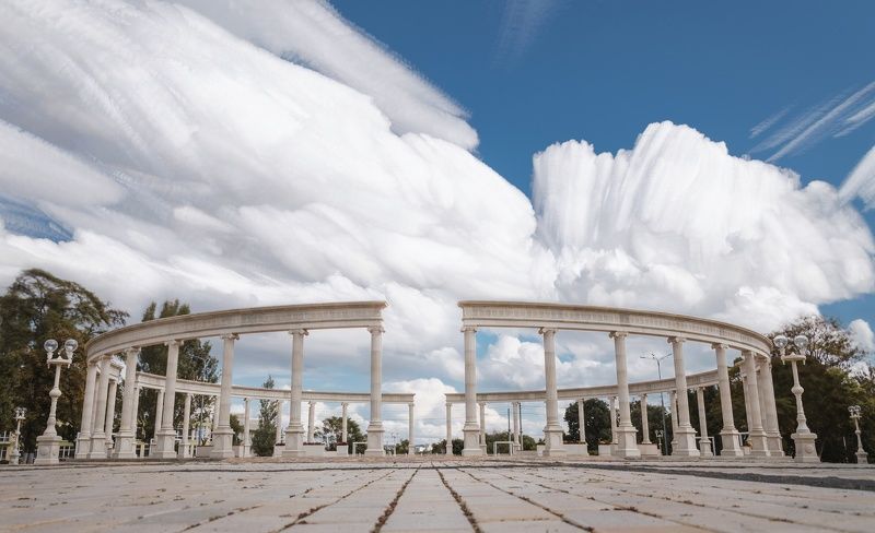 город, архитектура, колоннада, древность, современность, площадь, облака, длинная выдержка, инфракрасное, nikon, nikon d5100, керчь, анатолий щербак Так плыли облака... фото превью