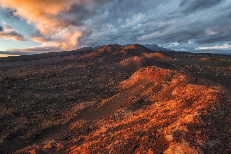 Вулканический шлак в закатном свете. фото превью