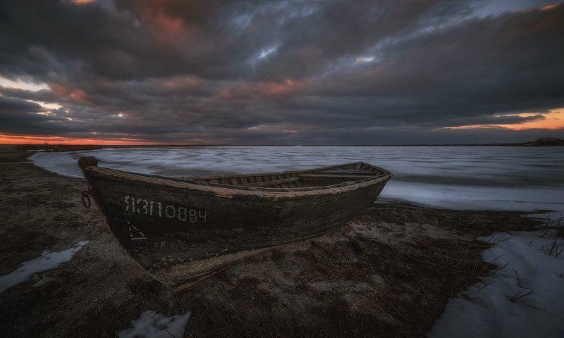 У замерзшего залива фото превью