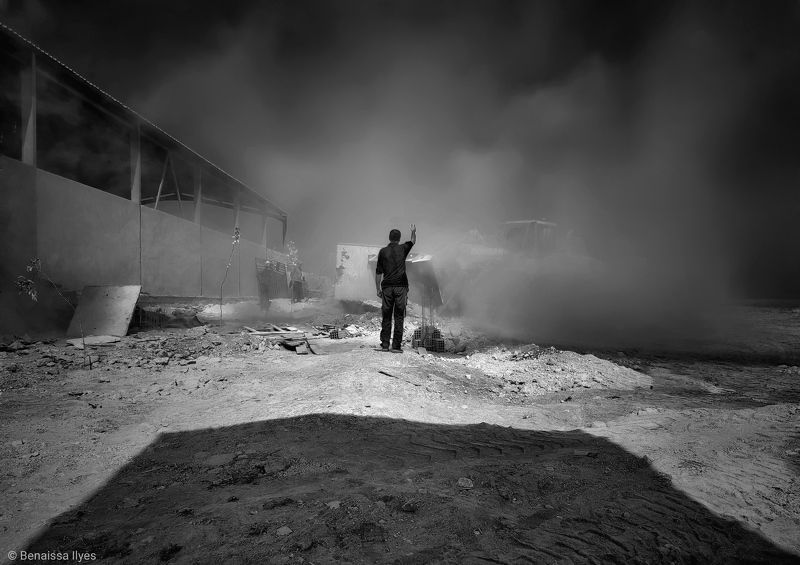black and white, man, silhouette, dust, work, smok, man, monochrome, symétrie, middle, shadow, darkness, In the middle of dust фото превью