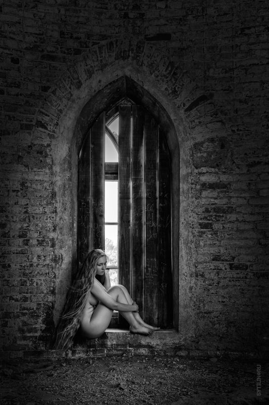 башня, заточение, окно, крепость, старинный, кирпичный, интерьер, девушка, обнаженная, грустная, златовласка, рапунцель, ставни, заколоченный, сидя, Обнаженная у окна фото превью