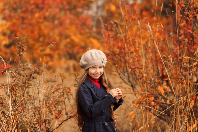 Девочка и осень фото превью