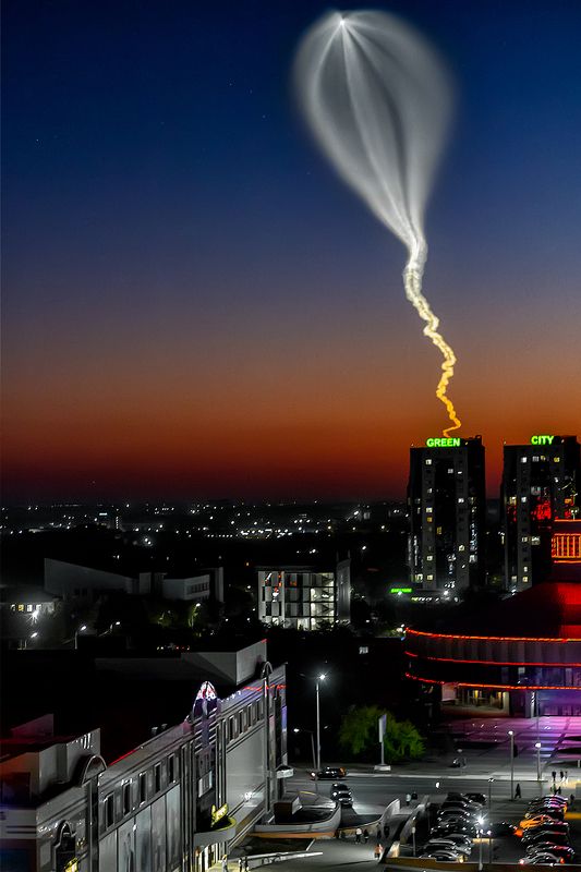 космос, запуск, медуза, ракета, МКС, город, ночь, пейзаж, топливо, свечение, ракетоноситель, вечер, закат, звезды, дома Медуза над городом фото превью