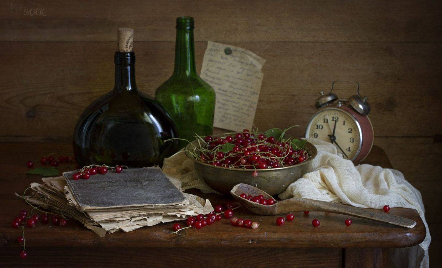 красная смородина, бутыль, книга, ложка, будильник, Марина Кулакова