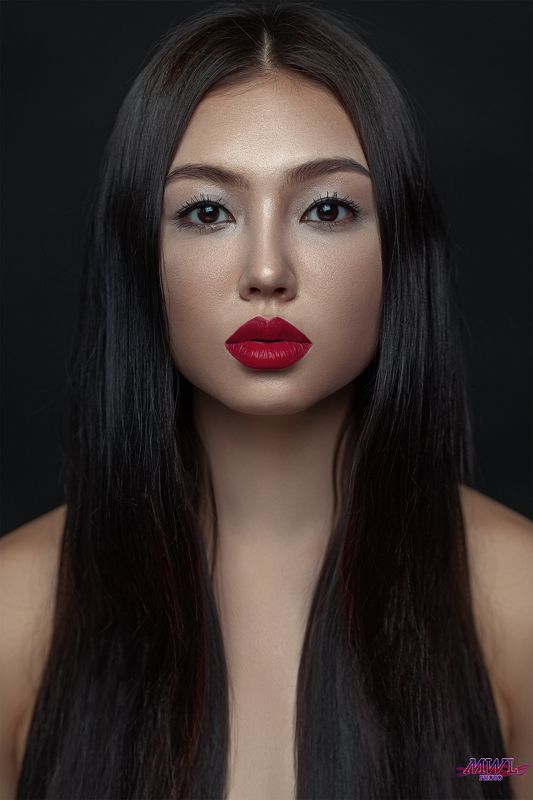 Portrait of beautiful woman фото превью