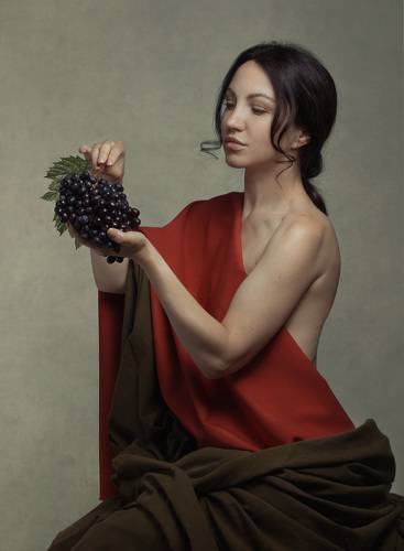 Девушка с виноградом