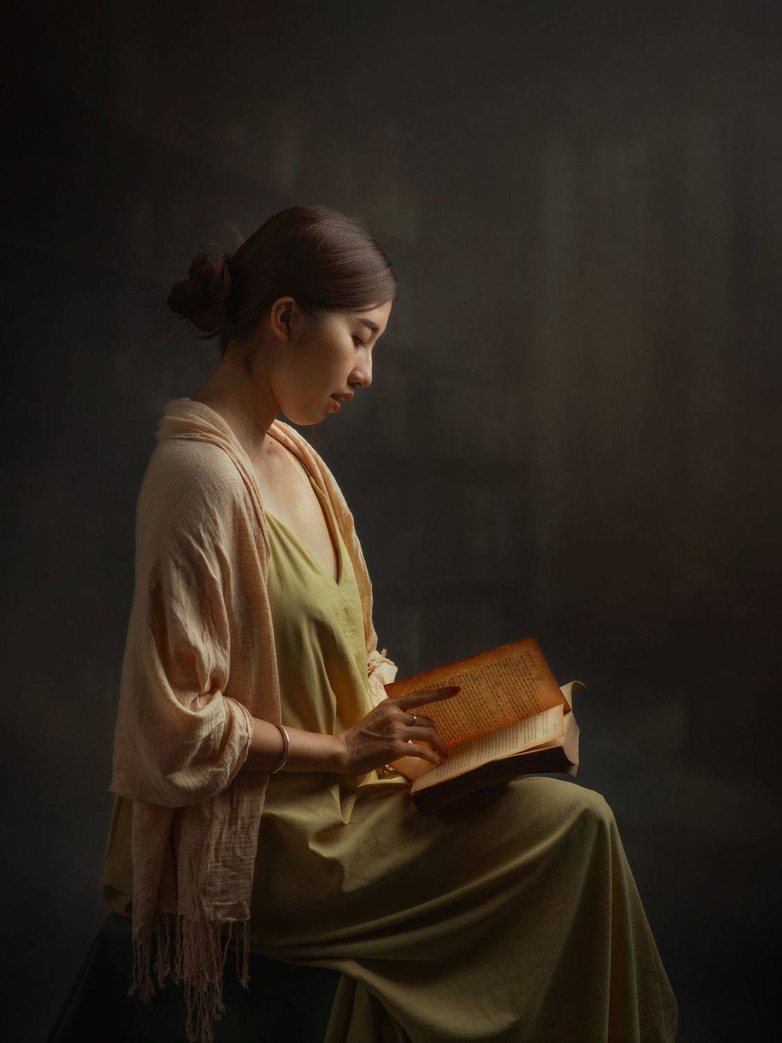 asian, vietnam, vietnamese, portrait, face, women, female, studio, dress, staged, reading, book, read, Nguyen Hoang Viet