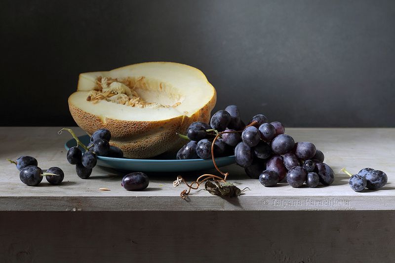 натюрморт, виноград, дыня Желтая дыня, синий виноград фото превью