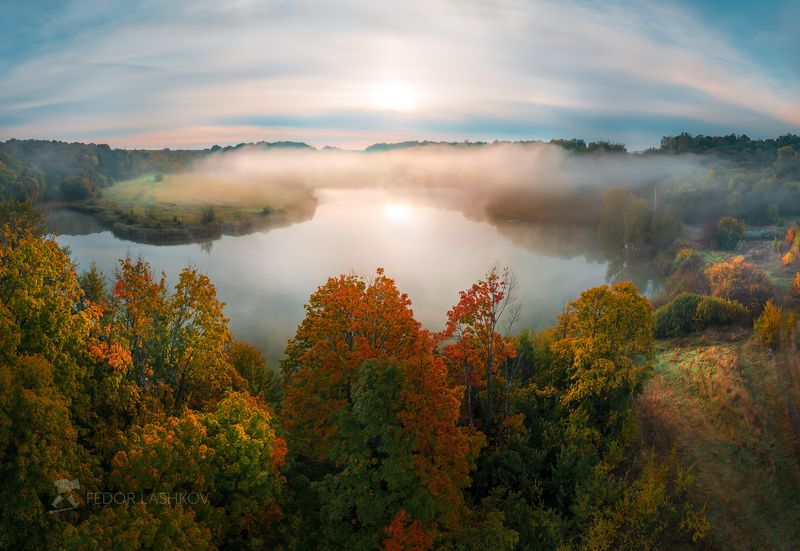 белгородская область, осень, осенний, дерево, рассвет, овраг, балка, урочище, облака, туман, туманный, солнце, пруд, озеро, водоём, луг, лес, лесное, клён, Туманный рассвет на озере фото превью