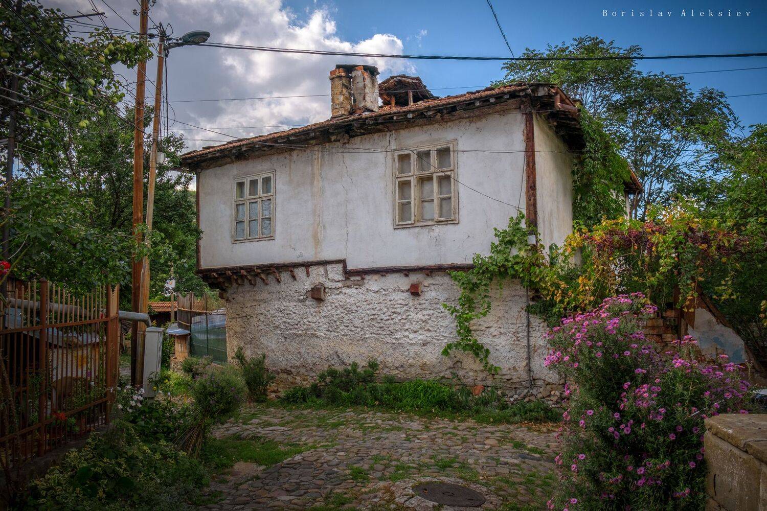 bulgaria,lovech,varosha,travel,green,white,flowers,summer,exterior,building,house, Борислав Алексиев