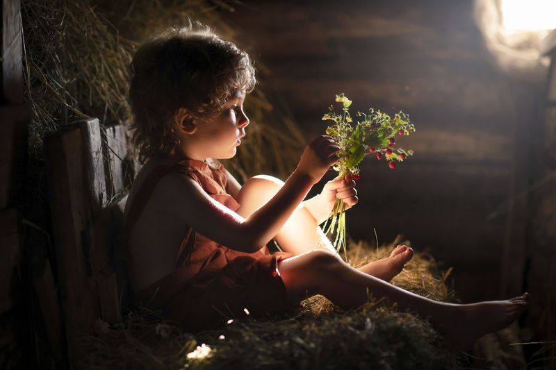 ягоды,земляника,лето,ребенок С ягодами фото превью