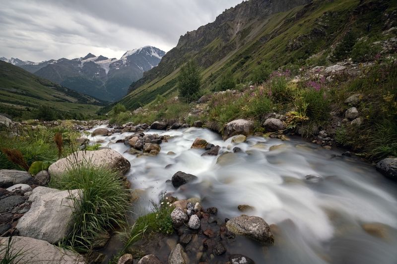 приэльбрусье, терскол, горы, горная река Бурным потоком фото превью