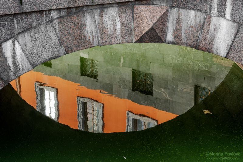 абстракция, акваабстракция, акваабстракция, отражение на воде, парейдолия, город, санкт -петербург, михайловский замок, мистический петербург, всевидящее око города, nikon Всевидящее око города осеннего города фото превью