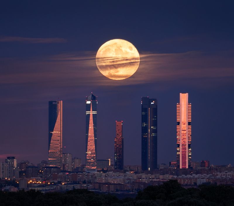 5 towers and moon фото превью