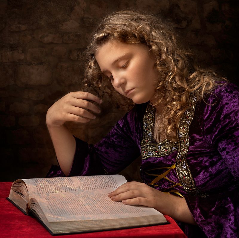 Girl reading фото превью