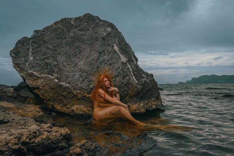 Рыжеволосая девушка, морской берег, сказочный образ Золотая рыбка фото превью