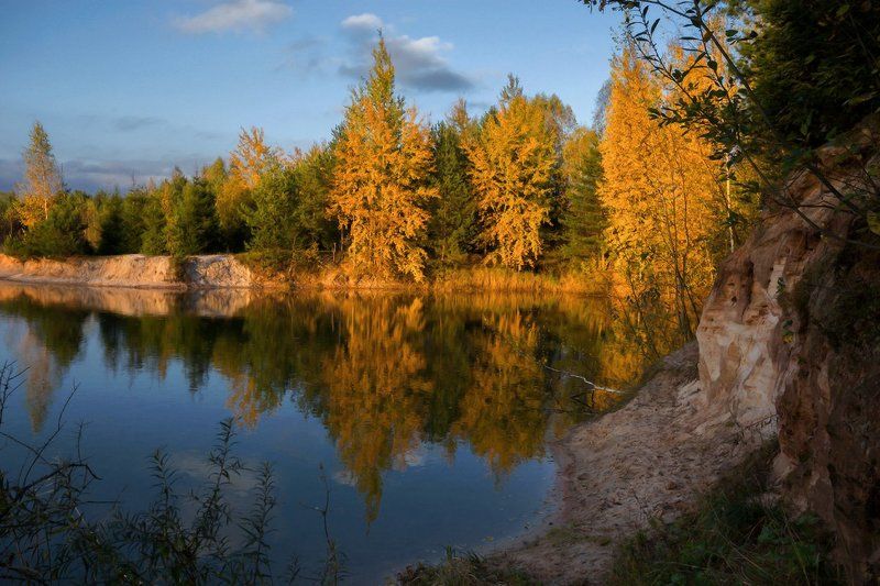 осень, золотая, осенний, пейзаж, лес, лесное, озеро, кроны, деревья, листва, синева, синее, небо, вода, отражение, песчаник, обрыв Осенний бал фото превью