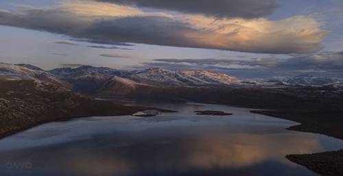 На севере диком стоит одиноко на островочке она. (метеостанция)
