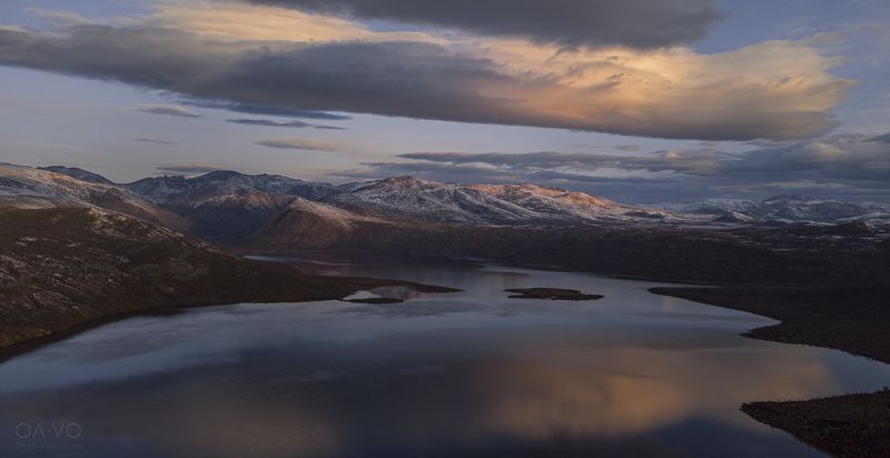 пейзаж, осень, озеро, озеро Джека Лондона, остров, природа, горы, лес, Россия, природа России, метеостанция, nature, landscape, lake, Russia, autumn, снег, рассвет, восход, snow, dawn На севере диком стоит одиноко на островочке она. (метеостанция) фото превью