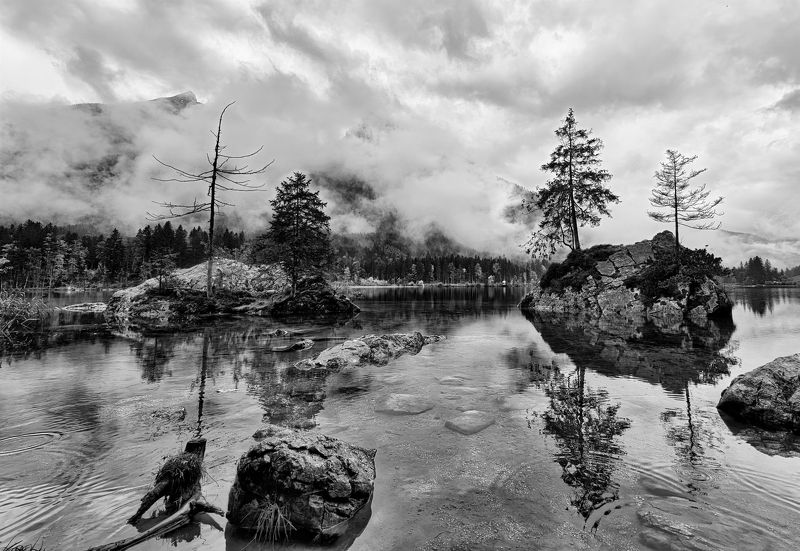 Озеро у подножия альп фото превью