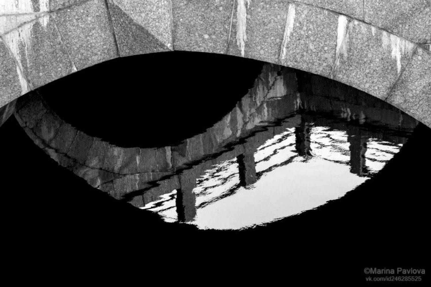 чёрно-белое фото,чб фото,монохром, абстракция, акваабстракция, акваабстракция, отражение на воде, парейдолия, город, санкт-петербург, михайловский замок, трёхчастный мост, мистический петербург, всевидящее око города, nikon, Павлова Марина