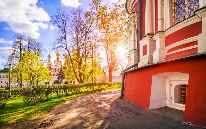 Надвратная Покровская церковь в Новодевичьем монастыре фото превью