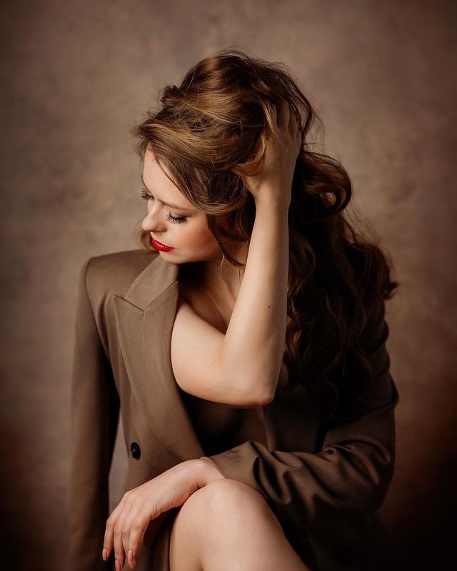 Девушка, портрет на фоне Rita фото превью