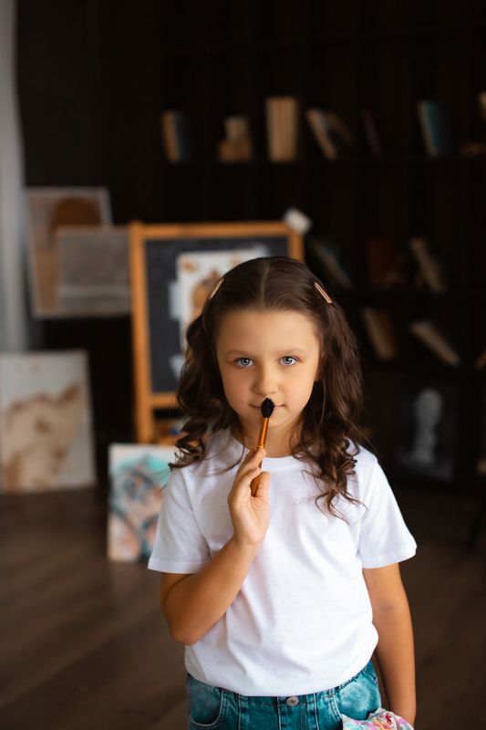 Маленькая художница фото превью