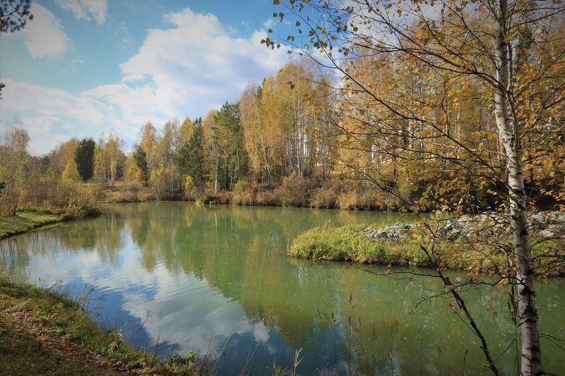 осень,природа,небо,деревья Маленькое озеро фото превью