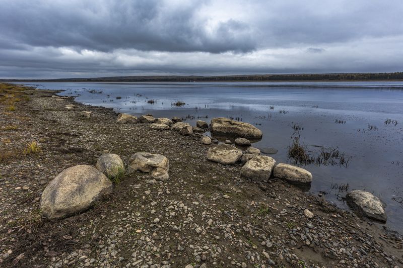 камни Енисей тучи река  Камни на берегу Енисея фото превью