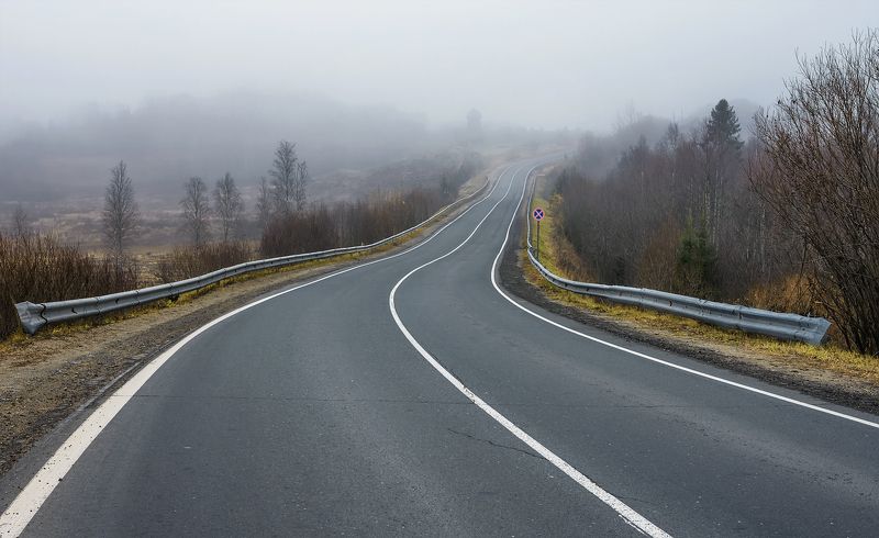 Догоняет дорога туман фото превью