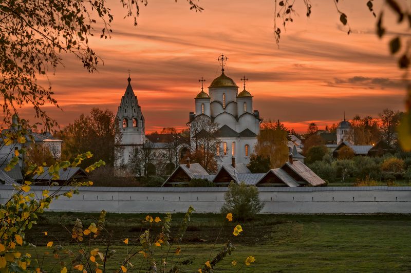 На закате, осенним днем в Суздале. фото превью