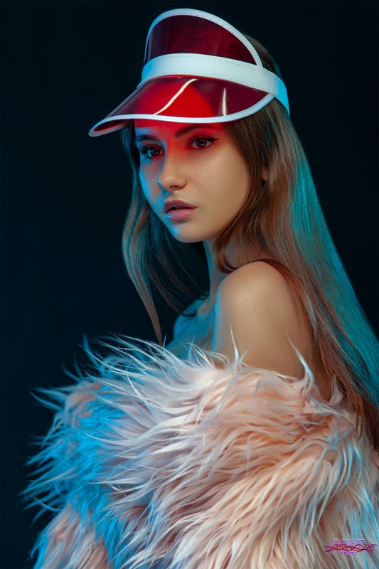 Portrait of beautiful young woman фото превью