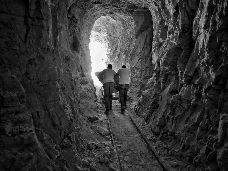 black and white, bnw, monochrome, art, cave, work, two, men, mine, shadow, darkness, light, algeria, benaissa ilyes work in a mine фото превью