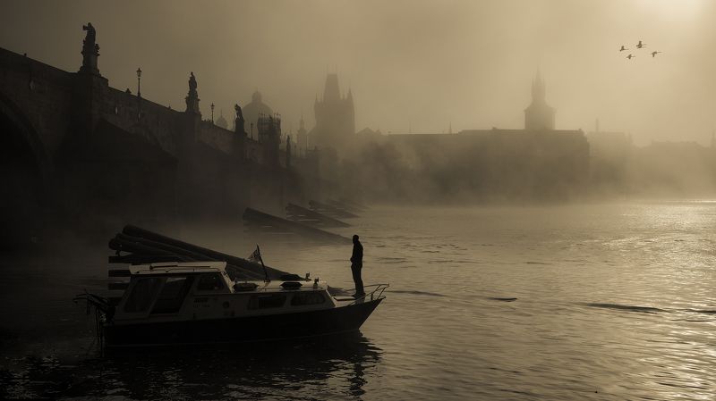 Prague in the fog фото превью
