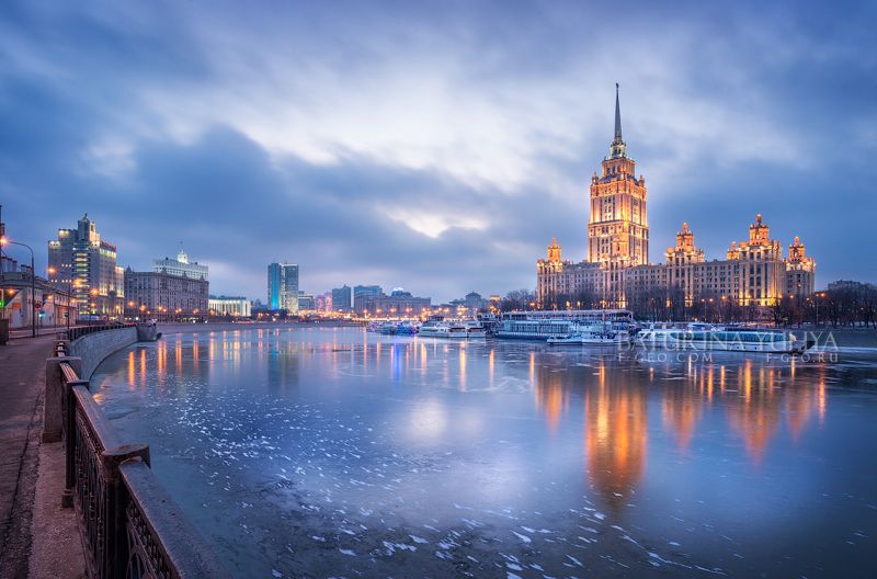 Серое утро у гостиницы Украина фото превью