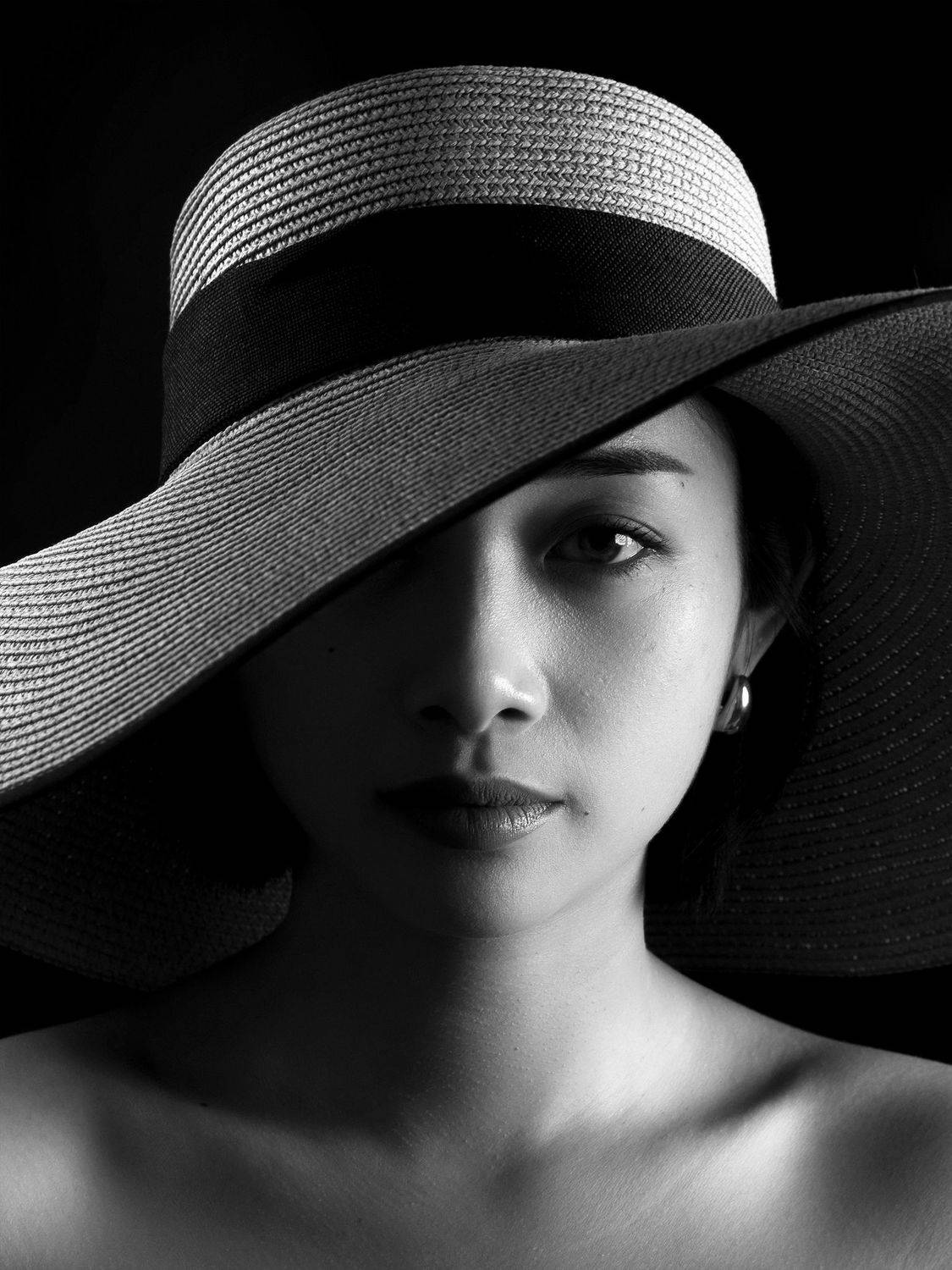 asian, vietnam, vietnamese, portrait, face, young, women, female, studio, hat, lowkey, low-key, light, split lighting, split, monochrome, black and white, bw, bnw, hat, Nguyen Hoang Viet