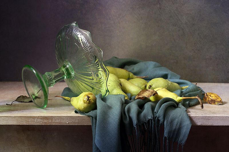 натюрморт, зеленый цвет, груши, зеленое стекло Опрокинулась... фото превью
