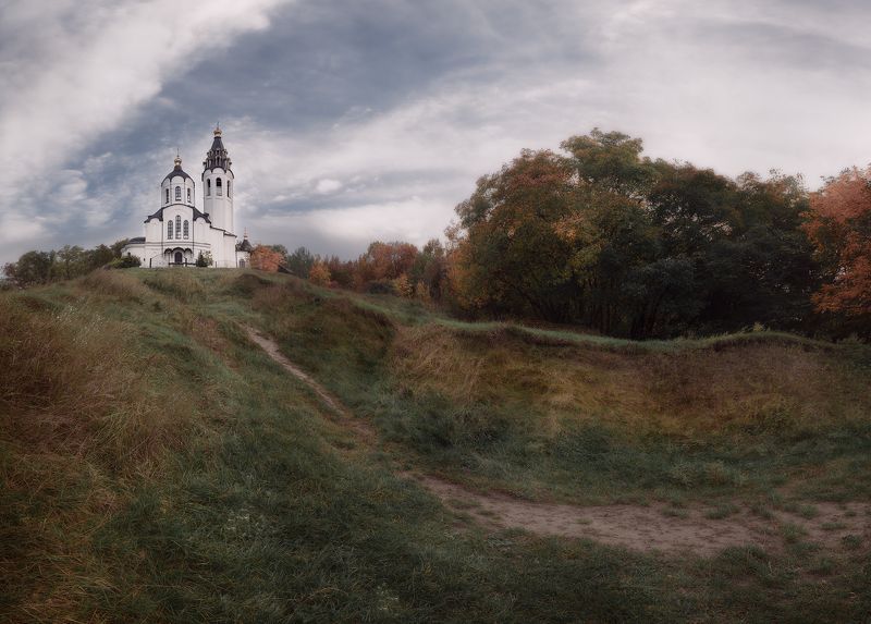 Храм в обьятиях осени.. фото превью