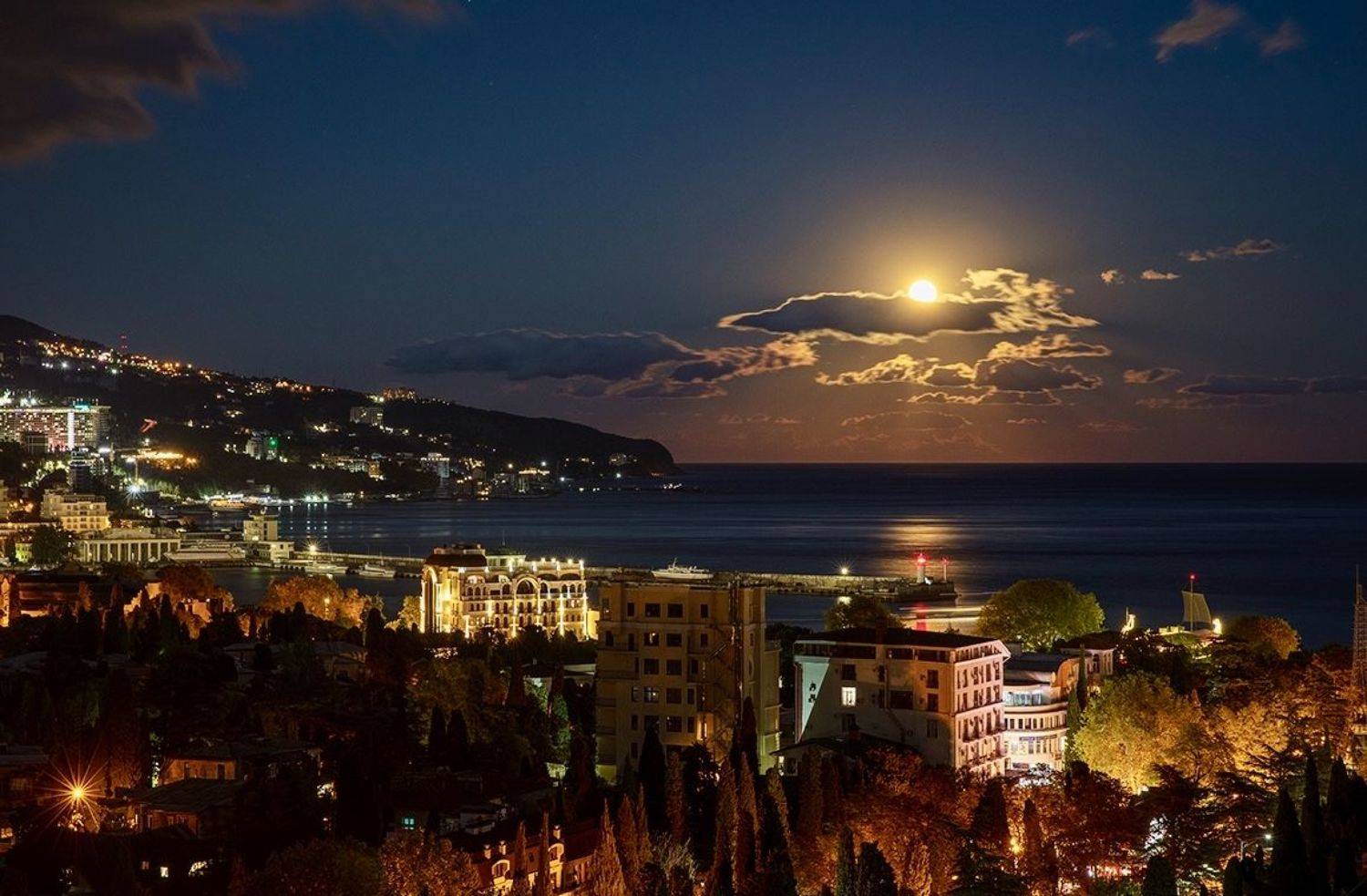 вечер, ялта, крым, луна, полнолуние, море, город, небо,, Сергей Шульга