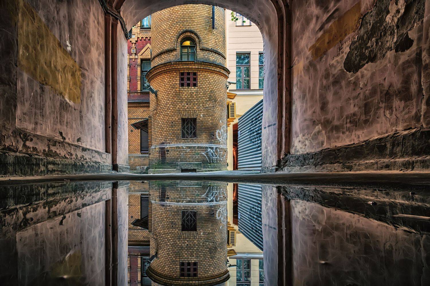 город, двор, лужа, отражение, Тамара