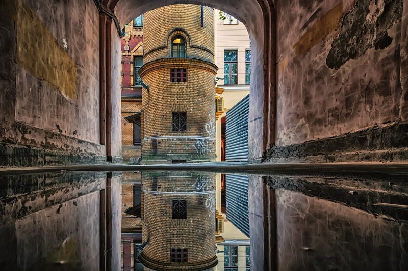 город, двор, лужа, отражение Во дворе фото превью