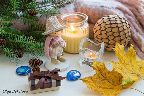 Натюрморт со свечами и фигуркой