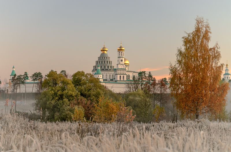 Прохладное утро воскресного дня. фото превью