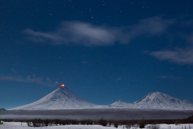 Огонёк в ночи фото превью