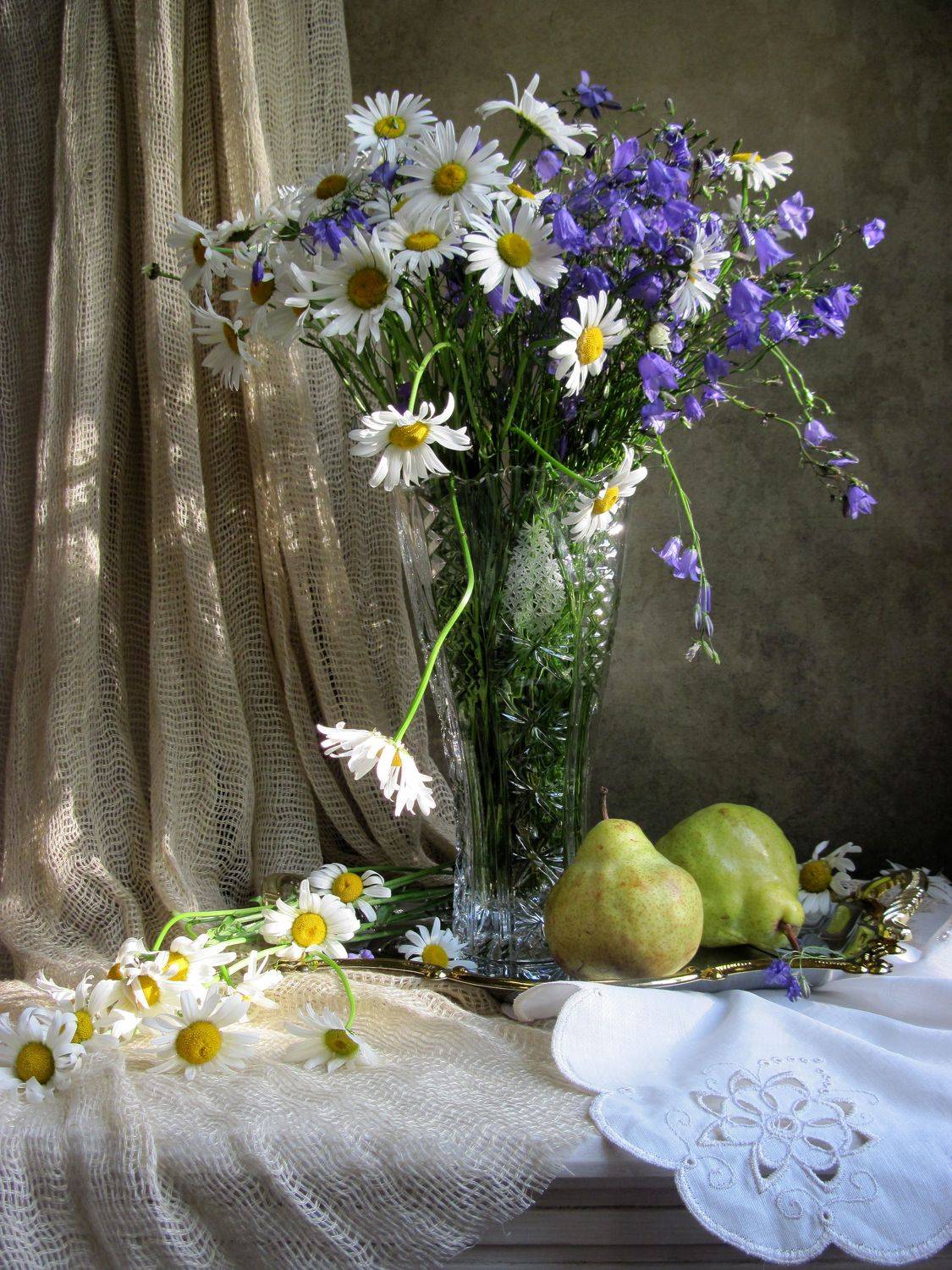 цветы, букет, ромашки, колокольчики, груши, ваза, хрусталь, поднос, салфетка, ришелье, Наталия Тихомирова
