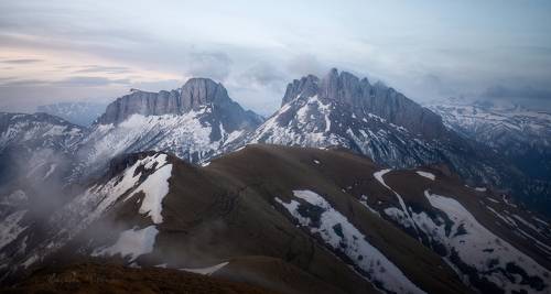 За туманами