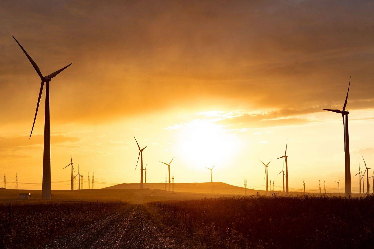 ветряки, ветрогенераторы, небо, энергия, облака, утро, тучи, непогода, закат, вечер , слои, холмы, долина, дымка, туман, Арсен Алабердов