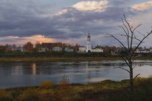 Тотемский закат на Сухоне. С видом на Церковь Успения Пресвятой богородицы