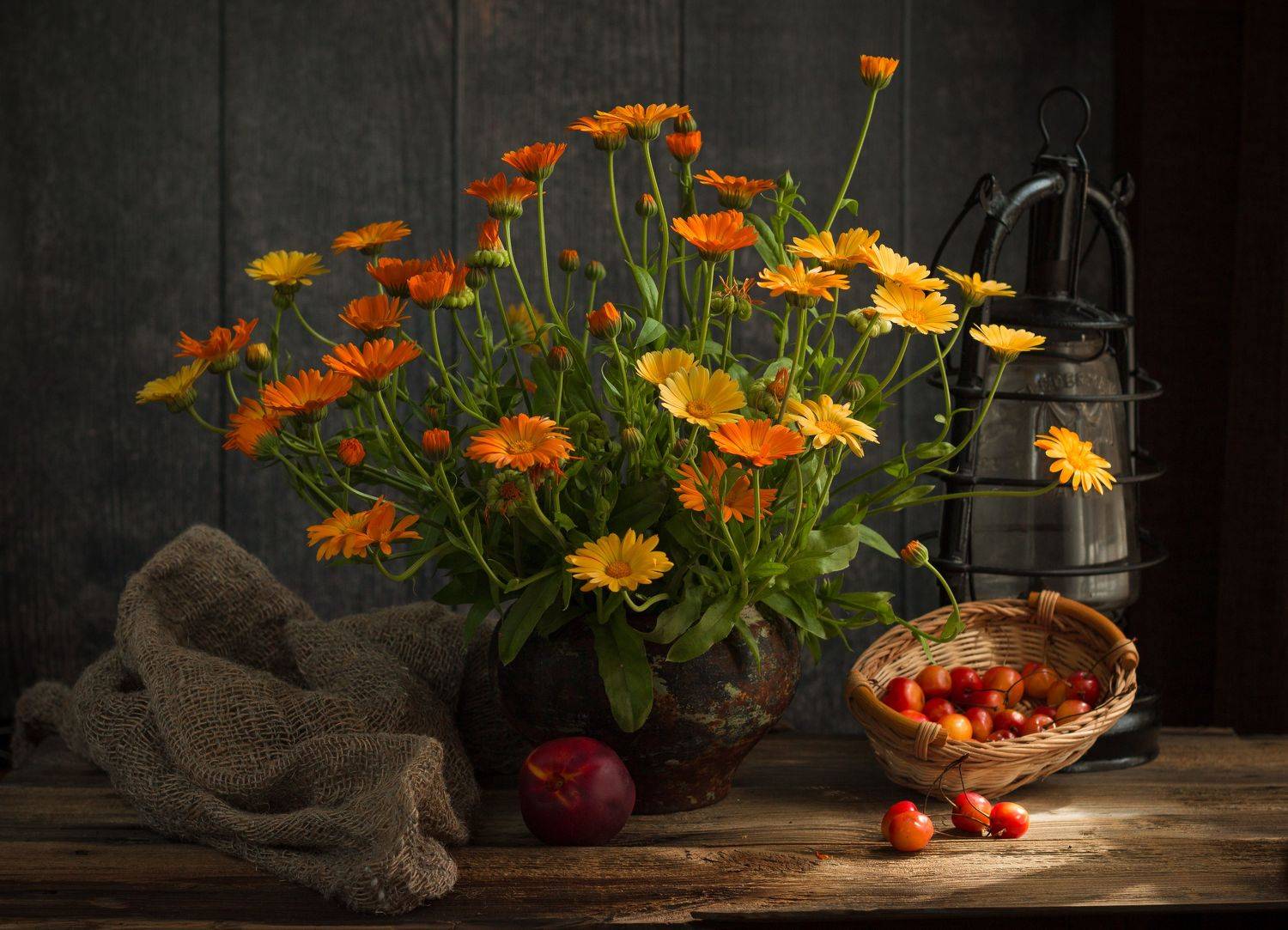 Календула, черешня, винтаж, лампа, натюрморт, Хвойнова Елена